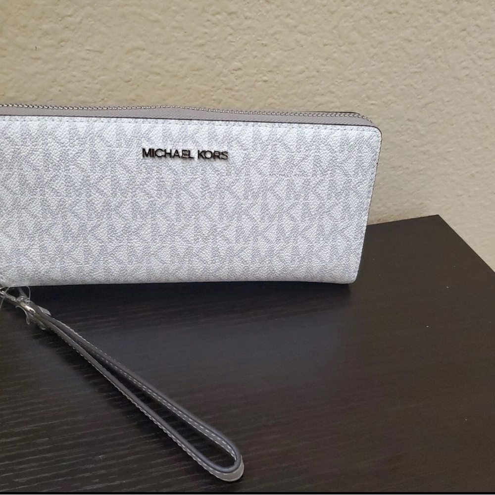 Michael Kors White Wristlet Wallet. Purse listed that matches, & pouch